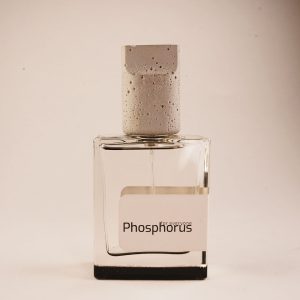عطر فسفوروس Phosphorus با طراحی مدرن و درب خاص بتنی برند کلار