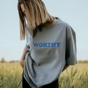 تیشرت یقه گرد طوسی طرح WORTHY | برانکامدا