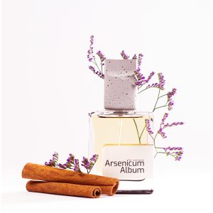 تصویر هنری عطر Arsenicum Album کلار با طراحی شیک و رایحه گلی، چوبی و وانیلی