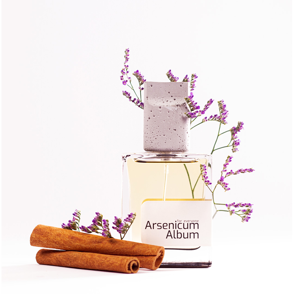تصویر هنری عطر Arsenicum Album کلار با طراحی شیک و رایحه گلی، چوبی و وانیلی