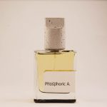بطری عطر فُسفوریک اِی Kelar مردانه روی پس‌زمینه روشن