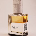 بطری عطر ناتریکوم موراتیکوم کلار 50 میل – طراحی مدرن با کد QR و رایحه ملایم و گرم.