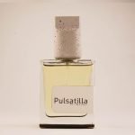 عکس بطری عطر زنانه پولساتیلا کلار 50 میل – عطر گلی، مرکباتی و پاستیلی با پایه وانیل و مُشک
