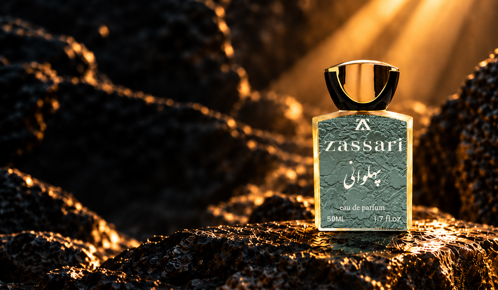 شیشه عطر پهلوانی ضاصاری با طبع خنک روی سنگ تیره؛ تصویر مقاله کاز کانسپت