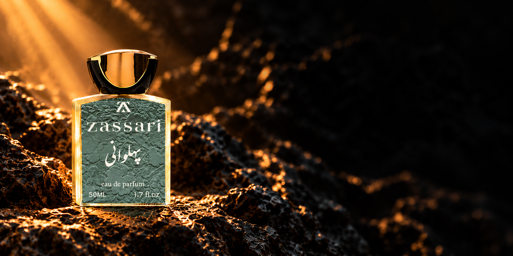عطر پهلوانی ضاصاری ۵۰ میلی‌لیتری روی سنگ تیره با نور طلایی؛ راهنمای خرید کاز کانسپت