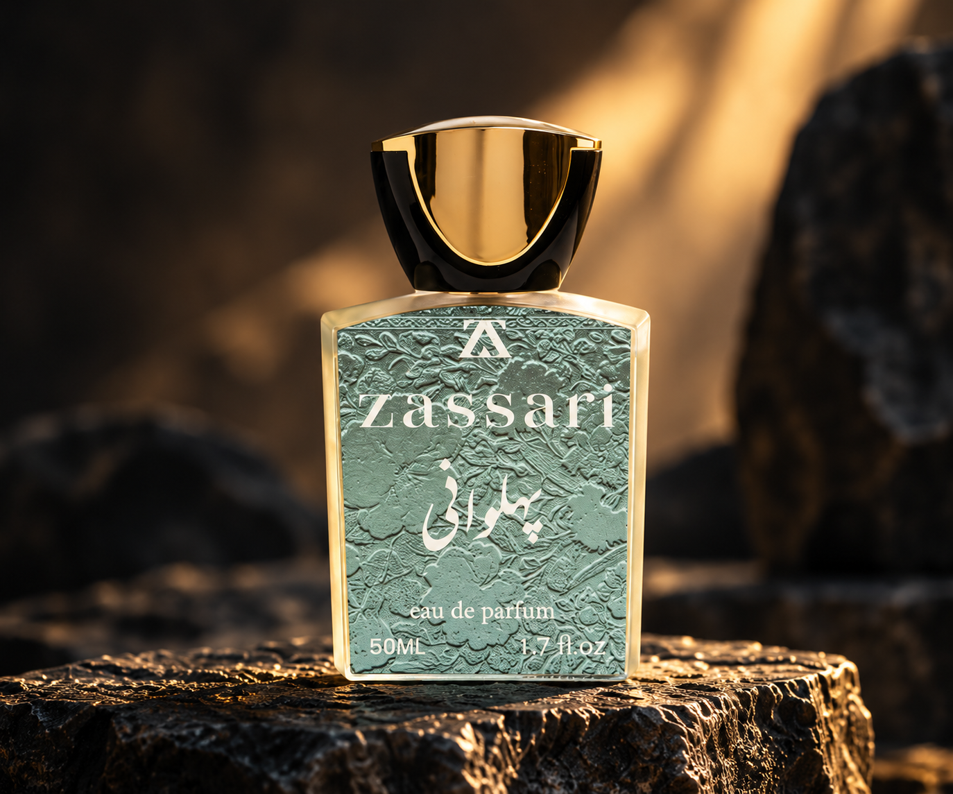 نمای شیشه عطر پهلوانی ضاصاری ۵۰ میلی‌لیتری روی پایه سنگی