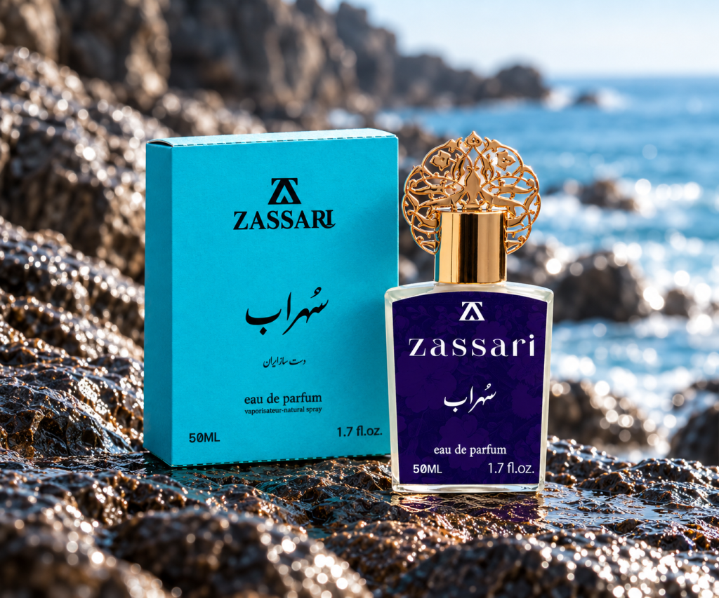 عطر سهراب ضاصاری با شیشه بنفش و بسته‌بندی آبی روی سنگ کنار دریا